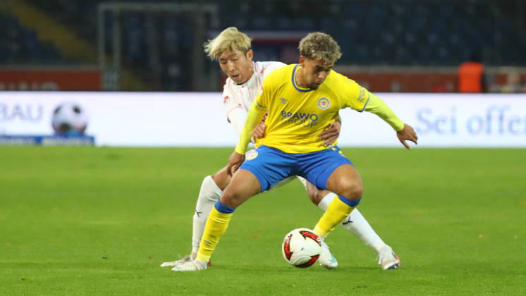 Braunschweig vs Kiel, 2. BL Braunschweig, 09.10.2026, Fußball, Herren, 2. BL, Saison 2026 2027, Eintracht Braunschweig vs. Holstein Kiel: Hiroki Sekine (Holstein Kiel), Yann Sturm (Eintracht Braunschweig) (DFL DFB REGULATIONS PROHIBIT ANY USE OF PHOTOGRAPHS as IMAGE SEQUENCES and or QUASI-VIDEO) Stadion an der Hamburger Straße Niedersachsen Deutschland