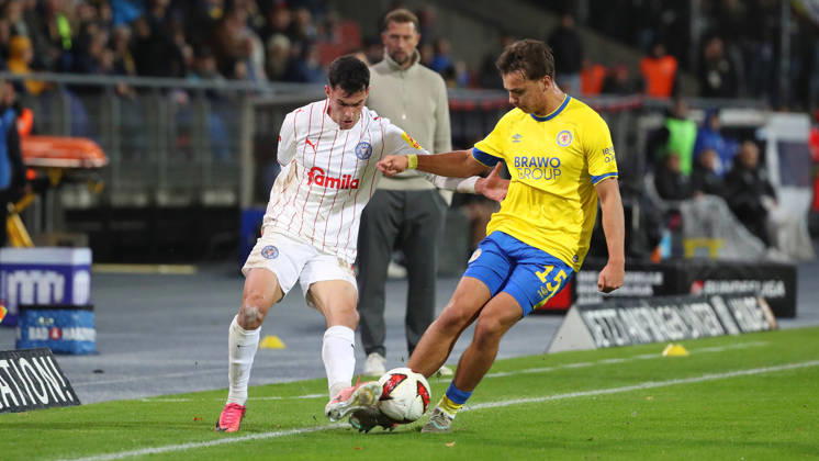 Braunschweig vs Kiel, 2. BL Braunschweig, 09.10.2026, Fußball, Herren, 2. BL, Saison 2026 2027, Eintracht Braunschweig vs. Holstein Kiel: Guillermo Balzi (Kiel), Max Marie (Eintracht Braunschweig) (DFL DFB REGULATIONS PROHIBIT ANY USE OF PHOTOGRAPHS as IMAGE SEQUENCES and or QUASI-VIDEO) Stadion an der Hamburger Straße Niedersachsen Deutschland