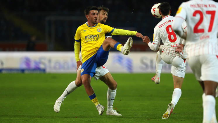Braunschweig vs Kiel, 2. BL Braunschweig, 09.10.2026, Fußball, Herren, 2. BL, Saison 2026 2027, Eintracht Braunschweig vs. Holstein Kiel: Jonas Meffert (Holstein Kiel), Samuele di Benedetto (Eintracht Braunschweig), Guillermo Balzi (Kiel) (DFL DFB REGULATIONS PROHIBIT ANY USE OF PHOTOGRAPHS as IMAGE SEQUENCES and or QUASI-VIDEO) Stadion an der Hamburger Straße Niedersachsen Deutschland