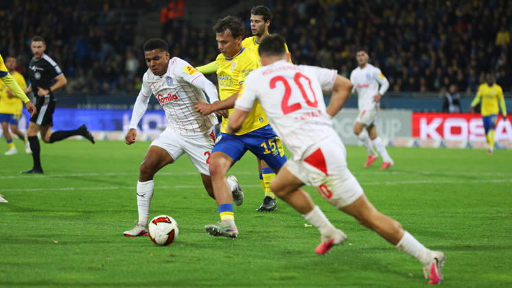 Braunschweig vs Kiel, 2. BL Braunschweig, 09.10.2026, Fußball, Herren, 2. BL, Saison 2026 2027, Eintracht Braunschweig vs. Holstein Kiel: Ikem Ugoh (Holstein Kiel), Max Marie (Eintracht Braunschweig) (DFL DFB REGULATIONS PROHIBIT ANY USE OF PHOTOGRAPHS as IMAGE SEQUENCES and or QUASI-VIDEO) Stadion an der Hamburger Straße Niedersachsen Deutschland