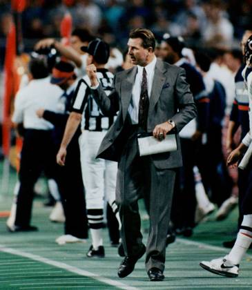November 22, 1990 Coach mike Ditka s Chicago bears, led by running back N. Anderson, have done away with the hype and concentrated on the basics. , Minneapolis Star Tribune Mike Ditka 1939-2026 Legendary NFL, American Football Herren, USA Player and Coach  - ZUMAm42_ 19901122_pnj_m67_001 Copyright: xDavidxBrewsterx