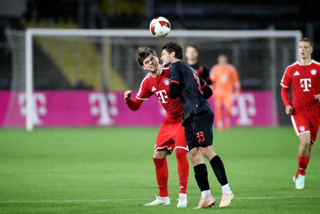 Fussball, Herren, Regionalliga Bayern, Saison 2026 2027, FC Bayern München II - SpVgg Unterhaching, Grünwalder Stadion Guido Della Rovere (FC Bayern München II) (li.) mit Luis Schäfer (SpVgg Unterhaching) (re.) im Zweikampf, der blutig am Kopf von Della Rovere endet