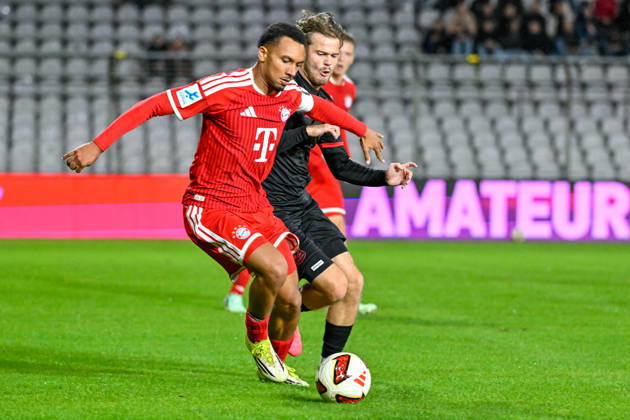 v.li.: Vincent Manuba Bayern Muenchen, FCB, 2) Jeroen Krupa (Unterhaching, 9) im Zweikampf, Duell, duel, tackle, Dynamik, Action, Aktion, 09.10.2026, München (Deutschland), Fussball, Regionalliga Bayern, FC Bayern München II - SpVgg Unterhaching