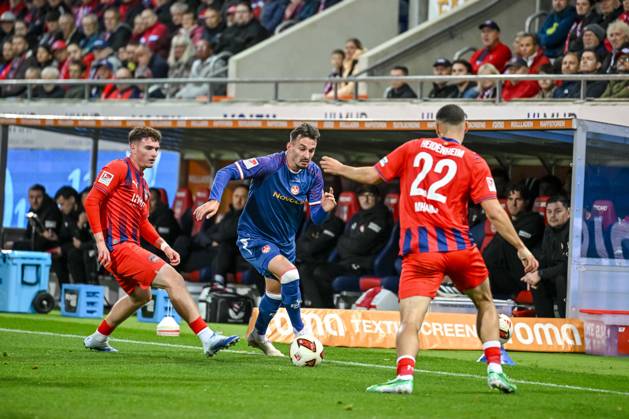 Paul Hennrich (1. FC Heidenheim 1846), Mergim Berisha (1. FC Kaiserslautern) und Oualid Mhamdi (1. FC Heidenheim 1846) im Zweikampf waehrend des spiels der 2. Bundesliga zwischen 1. FC Heidenheim und 1. FC Kaiserslautern, Voith-Arena am 09. October 2026 in Heidenheim an der Brenz, Deutschland. (Foto von Harry Langer DeFodi Images) +++ Paul Hennrich (1. FC Heidenheim 1846), Mergim Berisha (1. FC Kaiserslautern) und Oualid Mhamdi (1. FC Heidenheim 1846) battle for the ball during the 2nd Bundesliga match between 1. FC Heidenheim and 1. FC Kaiserslautern at Voith-Arena on October 9, 2026 in Heidenheim an der Brenz, Germany. (Photo by Harry Langer DeFodi Images) DFB DFL REGULATIONS PROHIBIT ANY USE OF PHOTOGRAPHS AS IMAGE SEQUENCES AND OR QUASI-VIDEO. (Photo by Harry Langer DeFodi Images) DFB DFL REGULATIONS PROHIBIT ANY USE OF PHOTOGRAPHS AS IMAGE SEQUENCES AND OR QUASI-VIDEO. -