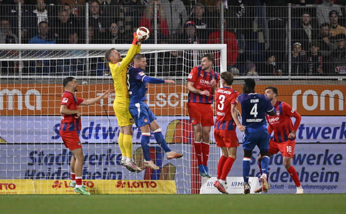 Strafraumszene, Torraumszene Torwart Thomas Daehne 1. FC Heidenheim 1846 FCH (33) gegen Marlon Ritter 1. FC Kaiserslautern FCK (07) 1. FC Heidenheim 1846 FCH vs 1. FC Kaiserslautern 09.10..2026 DFL REGULATIONS PROHIBIT ANY USE OF PHOTOGRAPHS AS IMAGE SEQUENCES AND OR QUASI-VIDEO 1. FC Heidenheim 1846 FCH vs 1. FC Kaiserslautern