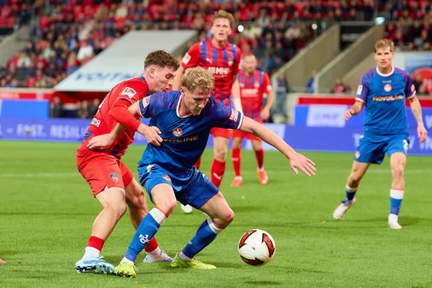 Zweikampf, Duell zwischen Paul Hennrich (1.FC Heidenheim, 08) und Mika Haas (1. FC Kaiserslautern, 22) GER, 1. FC Heidenheim 1846 vs. 1. FC Kaiserslautern, Fussball, 2. Bundesliga, 7. Spieltag, Spielzeit 2026 2027, 09.10.2026 DFL regulations prohibit any use of photographs as image sequences and or quasi-video. GER, 1. FC Heidenheim 1846 vs. 1. FC Kaiserslautern, Fussball, 2. Bundesliga, 7. Spieltag, Spielzeit 2026 2027, 09.10.2026 Heidenheim an der Brenz Copyright: xEibner-Pressefoto GeraldxOelze-dexStoppanyx EP_ODS