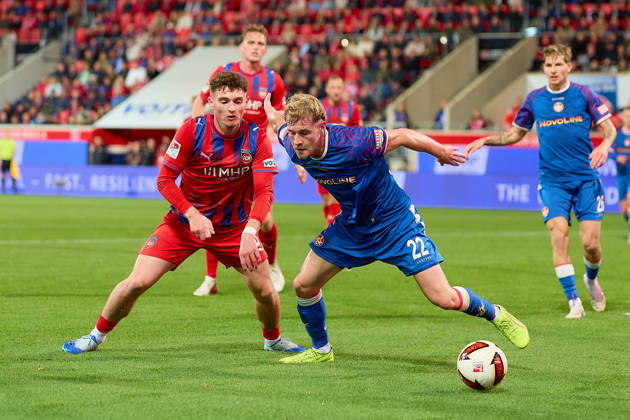 Zweikampf, Duell zwischen Paul Hennrich (1.FC Heidenheim, 08) und Mika Haas (1. FC Kaiserslautern, 22) GER, 1. FC Heidenheim 1846 vs. 1. FC Kaiserslautern, Fussball, 2. Bundesliga, 7. Spieltag, Spielzeit 2026 2027, 09.10.2026 DFL regulations prohibit any use of photographs as image sequences and or quasi-video. GER, 1. FC Heidenheim 1846 vs. 1. FC Kaiserslautern, Fussball, 2. Bundesliga, 7. Spieltag, Spielzeit 2026 2027, 09.10.2026 Heidenheim an der Brenz Copyright: xEibner-Pressefoto GeraldxOelze-dexStoppanyx EP_ODS