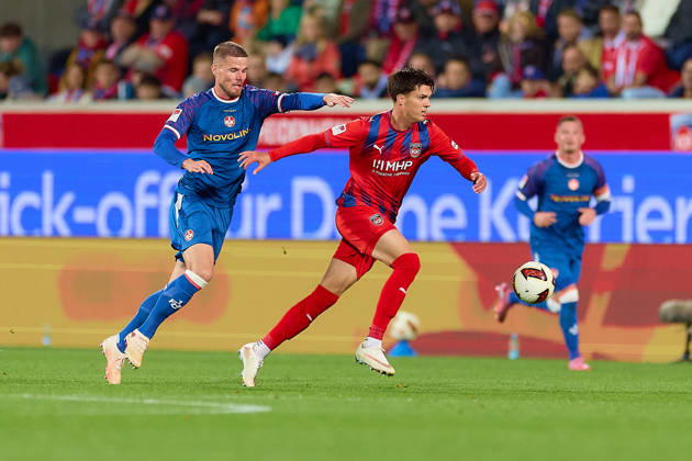 Laufduell zwischen 13k und Mathias Honsak (1.FC Heidenheim, 17) GER, 1. FC Heidenheim 1846 vs. 1. FC Kaiserslautern, Fussball, 2. Bundesliga, 7. Spieltag, Spielzeit 2026 2027, 09.10.2026 DFL regulations prohibit any use of photographs as image sequences and or quasi-video. GER, 1. FC Heidenheim 1846 vs. 1. FC Kaiserslautern, Fussball, 2. Bundesliga, 7. Spieltag, Spielzeit 2026 2027, 09.10.2026 Heidenheim an der Brenz Copyright: xEibner-Pressefoto GeraldxOelze-dexStoppanyx EP_ODS