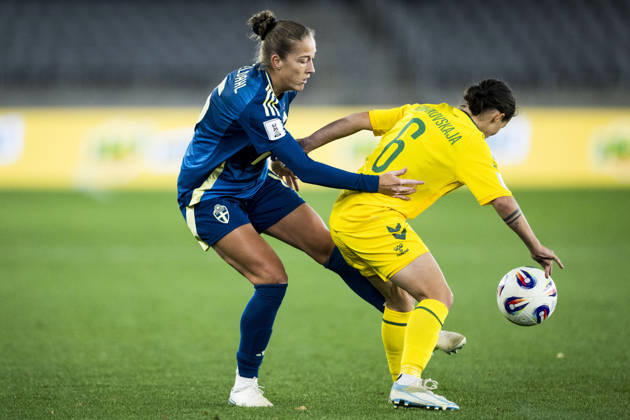 261009 Filippa Angeldahl of Sweden and Tereza Romanovskaja of Lithuania during the FIFA Women s World Cup qualifier play-off football match between Lithuania and Sweden on October 9, 2026 in Kaunas. Photo: Mathias Bergeld BILDBYRAN kod MB MB1418 fotboll football soccer fotball vm-kval kval fifa womens world cup qualifier qualifier playoff lithuania sverige sweden dam bbeng play-off Copyright: MATHIASxBERGELD BB261009MB098