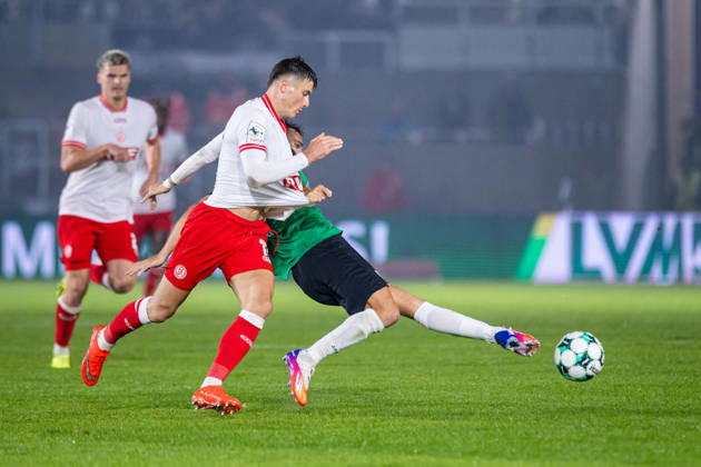 (L-R) Semir Telalovic (Rot-Weiss Essen, 17) im Zweikampf mit Romario Roesch (SC Preussen Muenster, 43) GER, SC Preussen Muenster vs. Rot-Weiss Essen, Fussball, 3. Liga, 8. Spieltag, Spielzeit 2026 2027, 09.10.2026 DFL Regulations prohibit any use of photographers as image sequences and or quasi-video. GER, SC Preussen Muenster vs. Rot-Weiss Essen, Fussball, 3. Liga, 8. Spieltag, Spielzeit 2026 2027, 09.10.2026 Muenster Copyright: xEibner-Pressefoto JanxRollingerx EP_JSK