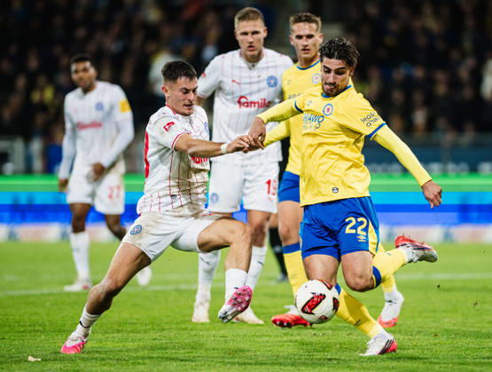 2. Bundesliga: Eintracht Braunschweig vs. Holstein Kiel, 09.10.2026 Adrian Kapralik (Holstein Kiel, 20) gegen Fabio Di Michele Sanchez (Eintracht Braunschweig, 22) Zweikampf; Fußball, 2. Bundesliga, 7. Spieltag: Eintracht Braunschweig vs. Holstein Kiel am 09.10.2026 im Eintracht-Stadion, Braunschweig DFL REGULATIONS PROHIBIT ANY USE OF PHOTOGRAPHS AS IMAGE SEQUENCES AND OR QUASI-VIDEO. Copyright: xBEAUTIFULxSPORTS Tonhäuserx