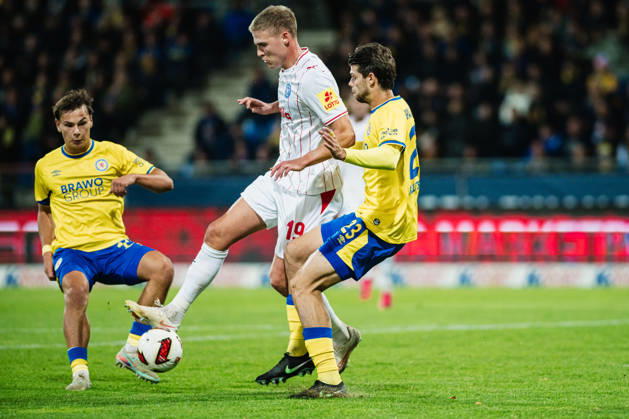 2. Bundesliga: Eintracht Braunschweig vs. Holstein Kiel, 09.10.2026 Phil Harres (Holstein Kiel, 19) gegen Fabio Di Michele Sanchez (Eintracht Braunschweig, 22); Fußball, 2. Bundesliga, 7. Spieltag: Eintracht Braunschweig vs. Holstein Kiel am 09.10.2026 im Eintracht-Stadion, Braunschweig DFL REGULATIONS PROHIBIT ANY USE OF PHOTOGRAPHS AS IMAGE SEQUENCES AND OR QUASI-VIDEO. Copyright: xBEAUTIFULxSPORTS Tonhäuserx