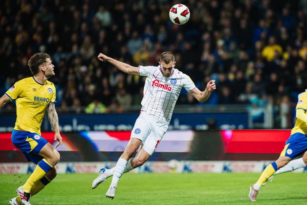2. Bundesliga: Eintracht Braunschweig vs. Holstein Kiel, 09.10.2026 Ivan NekiÄ‡ (Holstein Kiel, 13) mit dem Kopfball; Fußball, 2. Bundesliga, 7. Spieltag: Eintracht Braunschweig vs. Holstein Kiel am 09.10.2026 im Eintracht-Stadion, Braunschweig DFL REGULATIONS PROHIBIT ANY USE OF PHOTOGRAPHS AS IMAGE SEQUENCES AND OR QUASI-VIDEO. Copyright: xBEAUTIFULxSPORTS Tonhäuserx