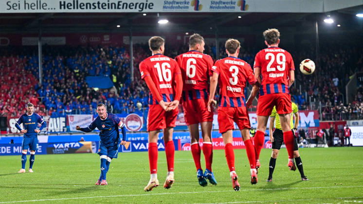 09.10.2026, GER, Fussball, Herren, 2. Bundesliga, 7. Spieltag, 1. FC Heidenheim vs 1. FC Kaiserslautern Freistoss von Marlon Ritter (Kaiserslautern, 7), Torchance Heidenheim Voith-Arena Baden-Württemberg Deutschland Copyright: xNordphotox xHafnerx