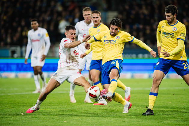 2. Bundesliga: Eintracht Braunschweig vs. Holstein Kiel, 09.10.2026 Adrian Kapralik (Holstein Kiel, 20) gegen Fabio Di Michele Sanchez (Eintracht Braunschweig, 22) Zweikampf; Fußball, 2. Bundesliga, 7. Spieltag: Eintracht Braunschweig vs. Holstein Kiel am 09.10.2026 im Eintracht-Stadion, Braunschweig DFL REGULATIONS PROHIBIT ANY USE OF PHOTOGRAPHS AS IMAGE SEQUENCES AND OR QUASI-VIDEO. Copyright: xBEAUTIFULxSPORTS Tonhäuserx