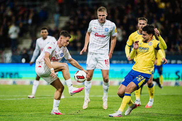 2. Bundesliga: Eintracht Braunschweig vs. Holstein Kiel, 09.10.2026 Adrian Kapralik (Holstein Kiel, 20) gegen Fabio Di Michele Sanchez (Eintracht Braunschweig, 22) Zweikampf; Fußball, 2. Bundesliga, 7. Spieltag: Eintracht Braunschweig vs. Holstein Kiel am 09.10.2026 im Eintracht-Stadion, Braunschweig DFL REGULATIONS PROHIBIT ANY USE OF PHOTOGRAPHS AS IMAGE SEQUENCES AND OR QUASI-VIDEO. Copyright: xBEAUTIFULxSPORTS Tonhäuserx