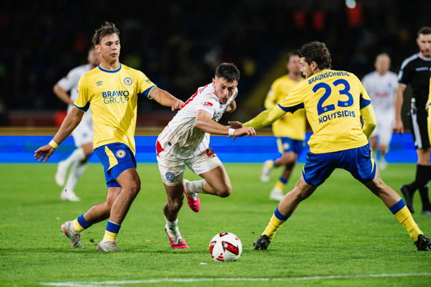 2. Bundesliga: Eintracht Braunschweig vs. Holstein Kiel, 09.10.2026 Adrian Kapralik (Holstein Kiel, 20) geht an Max Marie (Eintracht Braunschweig, 15) und Isidoros Koutsidis (Eintracht Braunschweig, 23) vorbei; Fußball, 2. Bundesliga, 7. Spieltag: Eintracht Braunschweig vs. Holstein Kiel am 09.10.2026 im Eintracht-Stadion, Braunschweig DFL REGULATIONS PROHIBIT ANY USE OF PHOTOGRAPHS AS IMAGE SEQUENCES AND OR QUASI-VIDEO. Copyright: xBEAUTIFULxSPORTS Tonhäuserx
