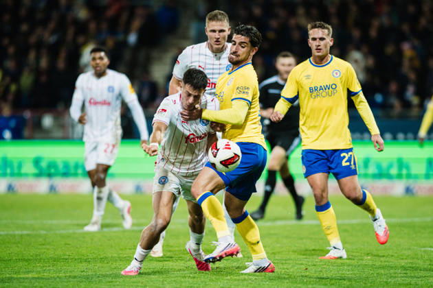 2. Bundesliga: Eintracht Braunschweig vs. Holstein Kiel, 09.10.2026 Adrian Kapralik (Holstein Kiel, 20) gegen Fabio Di Michele Sanchez (Eintracht Braunschweig, 22) Zweikampf; Fußball, 2. Bundesliga, 7. Spieltag: Eintracht Braunschweig vs. Holstein Kiel am 09.10.2026 im Eintracht-Stadion, Braunschweig DFL REGULATIONS PROHIBIT ANY USE OF PHOTOGRAPHS AS IMAGE SEQUENCES AND OR QUASI-VIDEO. Copyright: xBEAUTIFULxSPORTS Tonhäuserx
