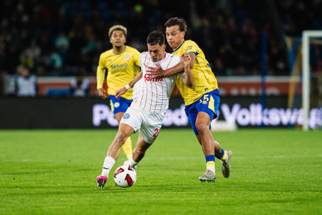 2. Bundesliga: Eintracht Braunschweig vs. Holstein Kiel, 09.10.2026 Adrian Kapralik (Holstein Kiel, 20) gegen Max Marie (Eintracht Braunschweig, 15) im Zweikampf; Fußball, 2. Bundesliga, 7. Spieltag: Eintracht Braunschweig vs. Holstein Kiel am 09.10.2026 im Eintracht-Stadion, Braunschweig DFL REGULATIONS PROHIBIT ANY USE OF PHOTOGRAPHS AS IMAGE SEQUENCES AND OR QUASI-VIDEO. Copyright: xBEAUTIFULxSPORTS Tonhäuserx