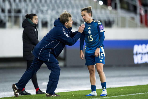 261009 Head coach Tony Gustavsson and Julia Zigiotti Olme of Sweden during the FIFA Women s World Cup qualifier play-off football match between Lithuania and Sweden on October 9, 2026 in Kaunas. Photo: Mathias Bergeld BILDBYRAN kod MB MB1418 fotboll football soccer fotball vm-kval kval fifa womens world cup qualifier qualifier playoff lithuania sverige sweden dam bbeng play-off Copyright: MATHIASxBERGELD BB261009MB105