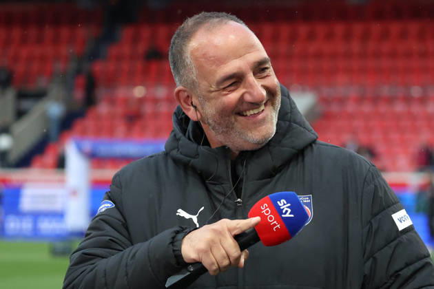 09.10.2026, xrekx, Fussball 2.Bundesliga, 1.FC Heidenheim - 1.FC Kaiserslautern v.l. Frank Schmidt Trainer (1FC Heidenheim 1846) lacht, laechelt, positiv, zufrieden, laughs, smiles, positive, satisfied (DFL DFB REGULATIONS PROHIBIT ANY USE OF PHOTOGRAPHS as IMAGE SEQUENCES and or QUASI-VIDEO) Heidenheim