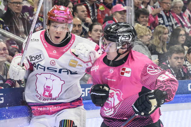 im Bild v.l.: Jonas Müller (Eisbären Berlin 18), Tyler Morley (Grizzlys Wolfsburg 86), Zweikampf, Action, Kampf, kaempft um den Puck, GER, Berlin, Eishockey, DEL 1, Eisbaeren Berlin vs Grizzlys Wolfsburg, in der Uber Arena, 09.10.2026, Copyright: HMBxMedia UwexKoch