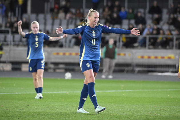 KAUNAS, LITHUANIA 20261009 Sweden s Stina Blackstenius celebrates with Felicia Schröder and Monica Jusu Bah after her goal 0-4 during Friday s World Cup playoff soccer match between Lithuania and Sweden at Dariaus ir GirÃ no Stadium.