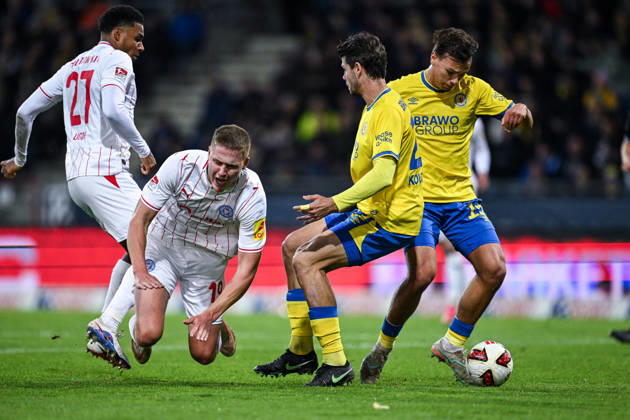 09.10.2026, Fussball, 2. Bundesliga, Eintracht Braunschweig - Holstein Kiel, Phil Harres (Holstein Kiel) wird gefoult von Isidoros Koutsidis (Eintracht Braunschweig) xRHR-FOTO DEx Copyright: TeresaxKroeger RHR-FOTOx RHR-FOTO DE