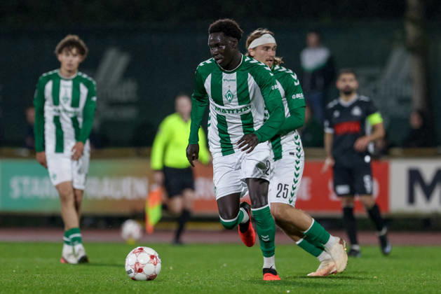 Ramiz Hamouda (SV Werder Bremen II, 24) am Ball, Einzelbild, Ganzkörper, Aktion, Action, Spielszene, 09.10.2026, Bremen (Deutschland), Fussball, Regionalliga Nord, SV Werder Bremen II - SV Atlas Delmenhorst