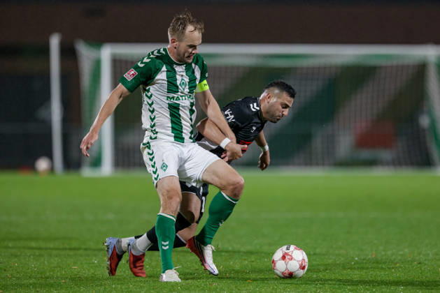 v.li.: Cimo Röcker (SV Werder Bremen II, 5) und Christofer David (SV Atlas Delmenhorst, 10) im Zweikampf, Duell, Dynamik, Aktion, Action, Spielszene, 09.10.2026, Bremen (Deutschland), Fussball, Regionalliga Nord, SV Werder Bremen II - SV Atlas Delmenhorst