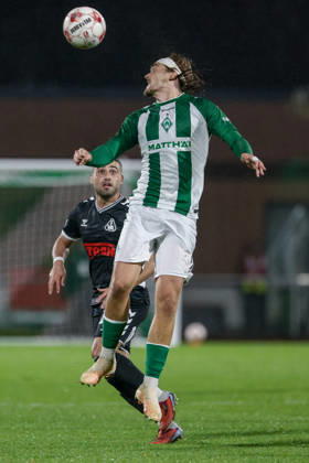 v.li.: Christofer David (SV Atlas Delmenhorst, 10) und Noah Weißbach (SV Werder Bremen II, 25) im Kopfballduell, Kopfball, Zweikampf, Action, Aktion, Spielszene, 09.10.2026, Bremen (Deutschland), Fussball, Regionalliga Nord, SV Werder Bremen II - SV Atlas Delmenhorst