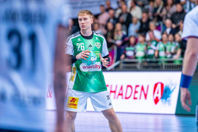 Jonathan Edvardsson (TSV Hannover-Burgdorf, Nr. 26) (v.l.), TSV Hannover-Burgdorf (grün) gegen SG Flensburg-Handewitt (blau) am 8. Spieltag der Saison 2026 2027 in der Opel Handball-Bundesliga (09.10.2026, ZAG Arena (Hannover, GER), Copyright: xJanxGuentherx xTSVxHannover-Burgdorfx
