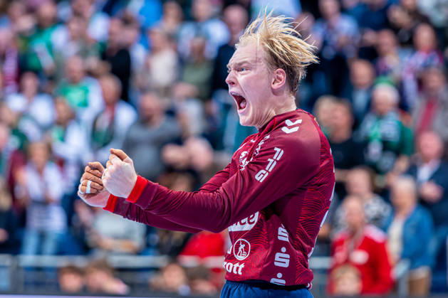 Simon Möller (SG Flensburg-Handewitt, Nr. 30) (v.l.), TSV Hannover-Burgdorf (grün) gegen SG Flensburg-Handewitt (blau) am 8. Spieltag der Saison 2026 2027 in der Opel Handball-Bundesliga (09.10.2026, ZAG Arena (Hannover, GER), Copyright: xJanxGuentherx xTSVxHannover-Burgdorfx