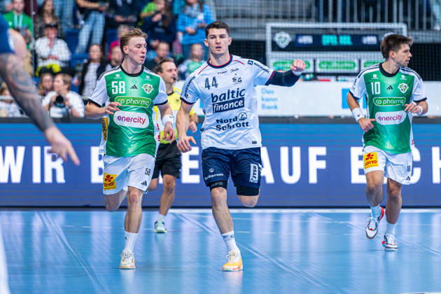 Aymeric Minne (SG Flensburg-Handewitt, Nr. 44) (v.l.), TSV Hannover-Burgdorf (grün) gegen SG Flensburg-Handewitt (blau) am 8. Spieltag der Saison 2026 2027 in der Opel Handball-Bundesliga (09.10.2026, ZAG Arena (Hannover, GER), Copyright: xJanxGuentherx xTSVxHannover-Burgdorfx