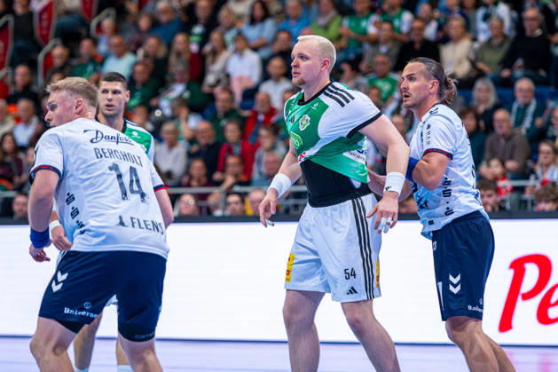 Justus Fischer (TSV Hannover-Burgdorf, Nr. 54) (v.l.), TSV Hannover-Burgdorf (grün) gegen SG Flensburg-Handewitt (blau) am 8. Spieltag der Saison 2026 2027 in der Opel Handball-Bundesliga (09.10.2026, ZAG Arena (Hannover, GER), Copyright: xJanxGuentherx xTSVxHannover-Burgdorfx