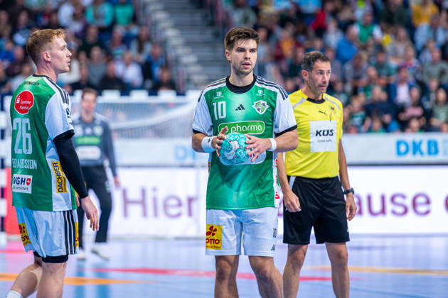 Renars Uscins (TSV Hannover-Burgdorf, Nr. 10) (v.l.), TSV Hannover-Burgdorf (grün) gegen SG Flensburg-Handewitt (blau) am 8. Spieltag der Saison 2026 2027 in der Opel Handball-Bundesliga (09.10.2026, ZAG Arena (Hannover, GER), Copyright: xJanxGuentherx xTSVxHannover-Burgdorfx