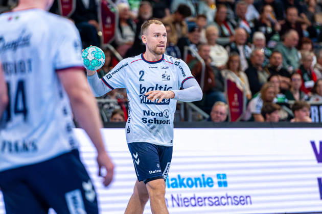 Simon Pytlick (SG Flensburg-Handewitt, Nr. 2) (v.l.), TSV Hannover-Burgdorf (grün) gegen SG Flensburg-Handewitt (blau) am 8. Spieltag der Saison 2026 2027 in der Opel Handball-Bundesliga (09.10.2026, ZAG Arena (Hannover, GER), Copyright: xJanxGuentherx xTSVxHannover-Burgdorfx