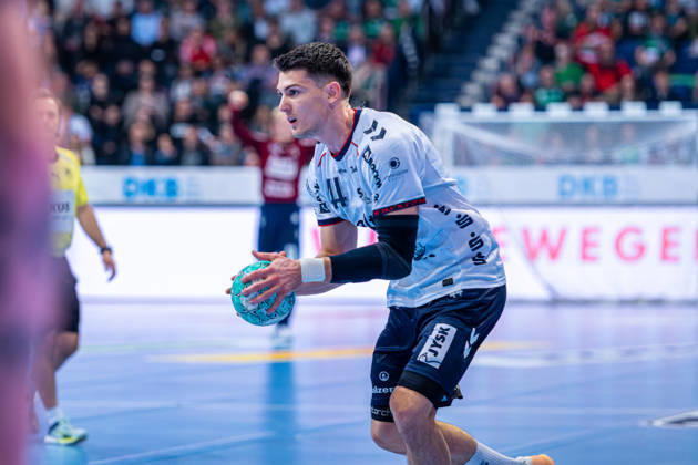 Aymeric Minne (SG Flensburg-Handewitt, Nr. 44) (v.l.), TSV Hannover-Burgdorf (grün) gegen SG Flensburg-Handewitt (blau) am 8. Spieltag der Saison 2026 2027 in der Opel Handball-Bundesliga (09.10.2026, ZAG Arena (Hannover, GER), Copyright: xJanxGuentherx xTSVxHannover-Burgdorfx