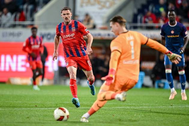 Budu Siwsiwadse (1. FC Heidenheim 1846) und Torwart Julian Krahl (1. FC Kaiserslautern) im Zweikampf waehrend des spiels der 2. Bundesliga zwischen 1. FC Heidenheim und 1. FC Kaiserslautern, Voith-Arena am 09. October 2026 in Heidenheim an der Brenz, Deutschland. (Foto von Harry Langer DeFodi Images) +++ Budu Siwsiwadse (1. FC Heidenheim 1846) und Torwart Julian Krahl (1. FC Kaiserslautern) battle for the ball during the 2nd Bundesliga match between 1. FC Heidenheim and 1. FC Kaiserslautern at Voith-Arena on October 9, 2026 in Heidenheim an der Brenz, Germany. (Photo by Harry Langer DeFodi Images) DFB DFL REGULATIONS PROHIBIT ANY USE OF PHOTOGRAPHS AS IMAGE SEQUENCES AND OR QUASI-VIDEO. (Photo by Harry Langer DeFodi Images) DFB DFL REGULATIONS PROHIBIT ANY USE OF PHOTOGRAPHS AS IMAGE SEQUENCES AND OR QUASI-VIDEO. -