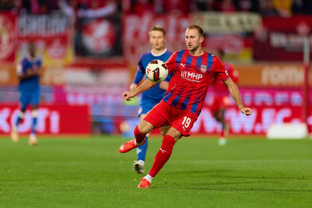 Jonas Foehrenbach (1.FC Heidenheim, 19) klaert vor Naatan Skyetta (1. FC Kaiserslautern, 15) GER, 1. FC Heidenheim 1846 vs. 1. FC Kaiserslautern, Fussball, 2. Bundesliga, 7. Spieltag, Spielzeit 2026 2027, 09.10.2026 DFL regulations prohibit any use of photographs as image sequences and or quasi-video. GER, 1. FC Heidenheim 1846 vs. 1. FC Kaiserslautern, Fussball, 2. Bundesliga, 7. Spieltag, Spielzeit 2026 2027, 09.10.2026 Heidenheim an der Brenz Copyright: xEibner-Pressefoto GeraldxOelze-dexStoppanyx EP_ODS