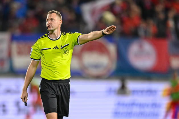 Schiedsrichter Florian Lechner gestikuliert, gestik waehrend des spiels der 2. Bundesliga zwischen 1. FC Heidenheim und 1. FC Kaiserslautern, Voith-Arena am 09. October 2026 in Heidenheim an der Brenz, Deutschland. (Foto von Harry Langer DeFodi Images) +++ Schiedsrichter Florian Lechner gestures during the 2nd Bundesliga match between 1. FC Heidenheim and 1. FC Kaiserslautern at Voith-Arena on October 9, 2026 in Heidenheim an der Brenz, Germany. (Photo by Harry Langer DeFodi Images) DFB DFL REGULATIONS PROHIBIT ANY USE OF PHOTOGRAPHS AS IMAGE SEQUENCES AND OR QUASI-VIDEO. (Photo by Harry Langer DeFodi Images) DFB DFL REGULATIONS PROHIBIT ANY USE OF PHOTOGRAPHS AS IMAGE SEQUENCES AND OR QUASI-VIDEO. -