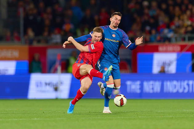 Zweikampf, Duell zwischen Patrick Mainka (1.FC Heidenheim, 06) und Mergim Berisha (FC Kaiserslautern, 20) GER, 1. FC Heidenheim 1846 vs. 1. FC Kaiserslautern, Fussball, 2. Bundesliga, 7. Spieltag, Spielzeit 2026 2027, 09.10.2026 DFL regulations prohibit any use of photographs as image sequences and or quasi-video. GER, 1. FC Heidenheim 1846 vs. 1. FC Kaiserslautern, Fussball, 2. Bundesliga, 7. Spieltag, Spielzeit 2026 2027, 09.10.2026 Heidenheim an der Brenz Copyright: xEibner-Pressefoto GeraldxOelze-dexStoppanyx EP_ODS
