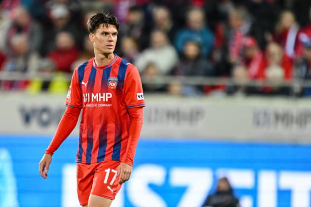 Mathias Honsak (1. FC Heidenheim 1846) Schaut waehrend des spiels der 2. Bundesliga zwischen 1. FC Heidenheim und 1. FC Kaiserslautern, Voith-Arena am 09. October 2026 in Heidenheim an der Brenz, Deutschland. (Foto von Harry Langer DeFodi Images) +++ Mathias Honsak (1. FC Heidenheim 1846) Looks on during the 2nd Bundesliga match between 1. FC Heidenheim and 1. FC Kaiserslautern at Voith-Arena on October 9, 2026 in Heidenheim an der Brenz, Germany. (Photo by Harry Langer DeFodi Images) DFB DFL REGULATIONS PROHIBIT ANY USE OF PHOTOGRAPHS AS IMAGE SEQUENCES AND OR QUASI-VIDEO. (Photo by Harry Langer DeFodi Images) DFB DFL REGULATIONS PROHIBIT ANY USE OF PHOTOGRAPHS AS IMAGE SEQUENCES AND OR QUASI-VIDEO. -