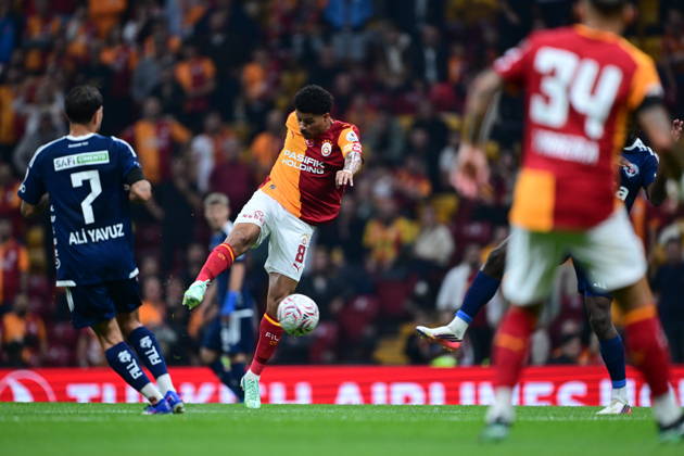 Galatasaray v Kasimpasa - Turkish Super Lig ISTANBUL, TURKIYE - OCTOBER 09: Gabriel Sara (8) of Galatasaray in action against Ali Yavuz Kol (7) of Kasimpasa during the Turkish Super Lig match week 7 between Galatasaray and Kasimpasa at RAMS Park in Istanbul, Turkiye on October 09, 2026. Abdulhamid Hosbas Anadolu Istanbul Turkey. Editorial use only. Please get in touch for any other usage.  Copyright: x2026xAnadoluxAbdulhamidxHosbasx