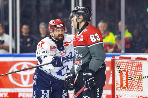 COLONGE, GERMANY - 9 OCTOBER 2026: Image shows Bittner Dominik (Schwenninger Wild Wings, 7) and Russell Patrick (Kölner Haie, 63) during PENNY DEL 2026 27 Regular Season, Matchday 7: Kölner Haie vs Schwenninger Wild Wings at LANXESS arena on 9 10 2026 in Colonge, Germany. Germany Copyright: xFröhlichxPascalx