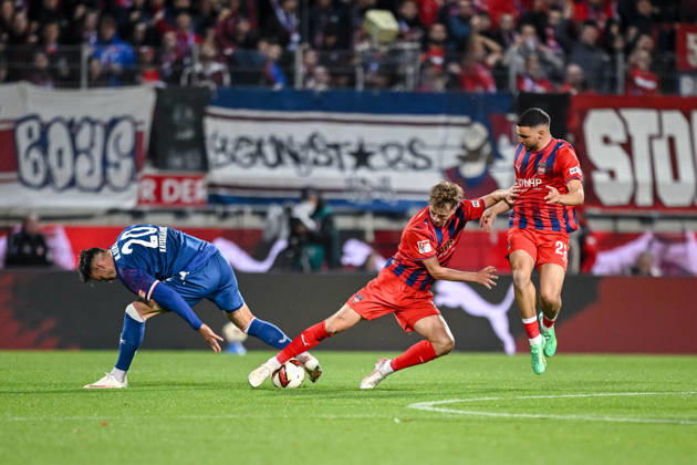 Mergim Berisha (1. FC Kaiserslautern), Jan Schoeppner (1. FC Heidenheim 1846) und Oualid Mhamdi (1. FC Heidenheim 1846) im Zweikampf waehrend des spiels der 2. Bundesliga zwischen 1. FC Heidenheim und 1. FC Kaiserslautern, Voith-Arena am 09. October 2026 in Heidenheim an der Brenz, Deutschland. (Foto von Harry Langer DeFodi Images) +++ Mergim Berisha (1. FC Kaiserslautern), Jan Schoeppner (1. FC Heidenheim 1846) und Oualid Mhamdi (1. FC Heidenheim 1846) battle for the ball during the 2nd Bundesliga match between 1. FC Heidenheim and 1. FC Kaiserslautern at Voith-Arena on October 9, 2026 in Heidenheim an der Brenz, Germany. (Photo by Harry Langer DeFodi Images) DFB DFL REGULATIONS PROHIBIT ANY USE OF PHOTOGRAPHS AS IMAGE SEQUENCES AND OR QUASI-VIDEO. (Photo by Harry Langer DeFodi Images) DFB DFL REGULATIONS PROHIBIT ANY USE OF PHOTOGRAPHS AS IMAGE SEQUENCES AND OR QUASI-VIDEO. -