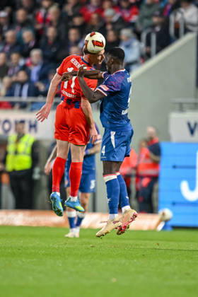 Budu Siwsiwadse (1. FC Heidenheim 1846) und Maxwell Gyamfi (1. FC Kaiserslautern) im Zweikampf waehrend des spiels der 2. Bundesliga zwischen 1. FC Heidenheim und 1. FC Kaiserslautern, Voith-Arena am 09. October 2026 in Heidenheim an der Brenz, Deutschland. (Foto von Harry Langer DeFodi Images) +++ Budu Siwsiwadse (1. FC Heidenheim 1846) und Maxwell Gyamfi (1. FC Kaiserslautern) battle for the ball during the 2nd Bundesliga match between 1. FC Heidenheim and 1. FC Kaiserslautern at Voith-Arena on October 9, 2026 in Heidenheim an der Brenz, Germany. (Photo by Harry Langer DeFodi Images) DFB DFL REGULATIONS PROHIBIT ANY USE OF PHOTOGRAPHS AS IMAGE SEQUENCES AND OR QUASI-VIDEO. (Photo by Harry Langer DeFodi Images) DFB DFL REGULATIONS PROHIBIT ANY USE OF PHOTOGRAPHS AS IMAGE SEQUENCES AND OR QUASI-VIDEO. -
