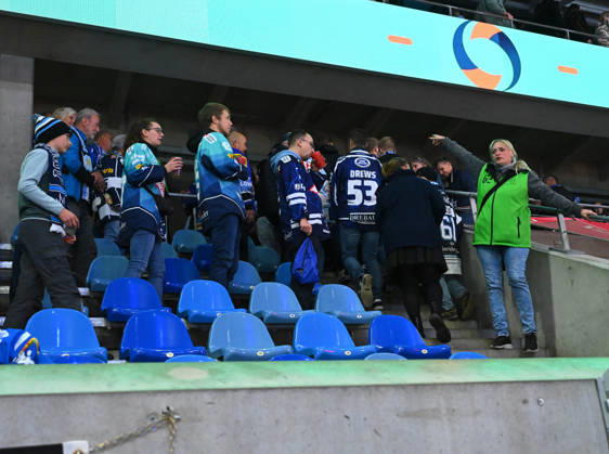 Räumung der Eishalle nach Alarm, technischer Notfall, alle müssen aus der Halle, Dresdner Eislöwen gegen Blue Devils Weiden, Eishockey, Dresden, Eisloewen, DEL2, DEL 2, 2. Liga, Saison 2026 2027, Eishalle JOYNEXT Arena im Ostragehege, 09.10.2026,