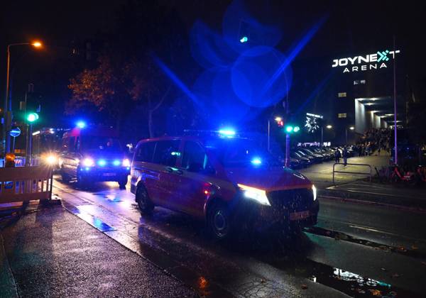 Räumung der Eishalle nach Alarm, technischer Notfall, alle müssen aus der Halle, Dresdner Eislöwen gegen Blue Devils Weiden, Eishockey, Dresden, Eisloewen, DEL2, DEL 2, 2. Liga, Saison 2026 2027, Eishalle JOYNEXT Arena im Ostragehege, 09.10.2026,