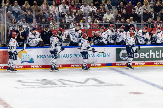 Die Mannschaft der Schwenninger Wild Wings klatscht die erfolgreiche Reihe nach dem Tor zum 0:1 ab Koelner Haie vs. Schwenninger Wild Wings, Eishockey, Penny DEL, Spieltag 07, 2026 2027, 09.10.2026 Koelner Haie vs. Schwenninger Wild Wings, Eishockey, Penny DEL, Spieltag 07, 2026 2027, 09.10.2026 Koeln Copyright: xEibner-Pressefoto GerhardxWingenderx EP_GWR